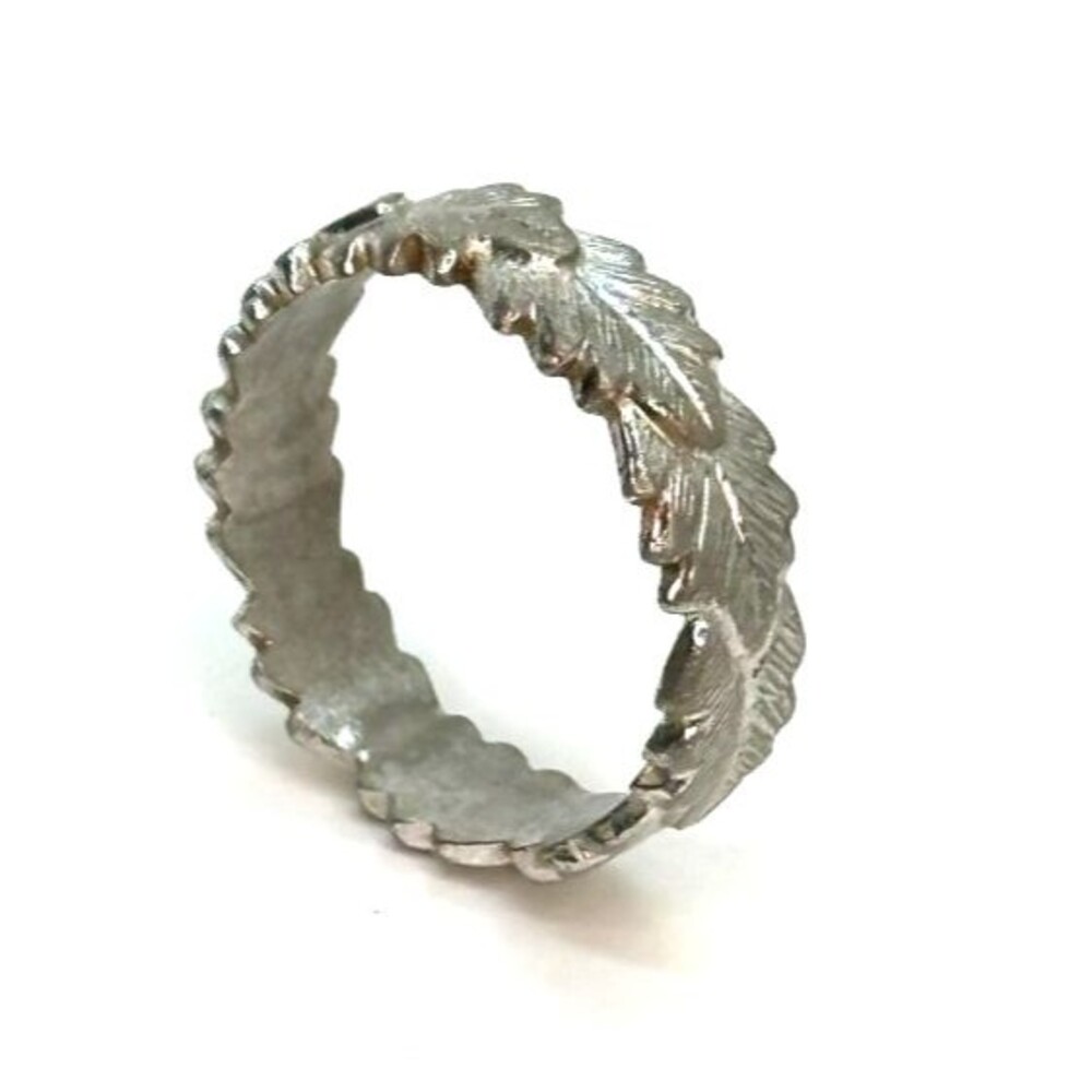Vintage Avon Silver Tone Metal Laurel Oak Leaves Eternity Band Ring - Sz 6.5